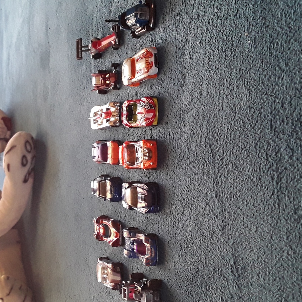 14 Hotwheel cars playset, In mint condition - Picture 2 of 6